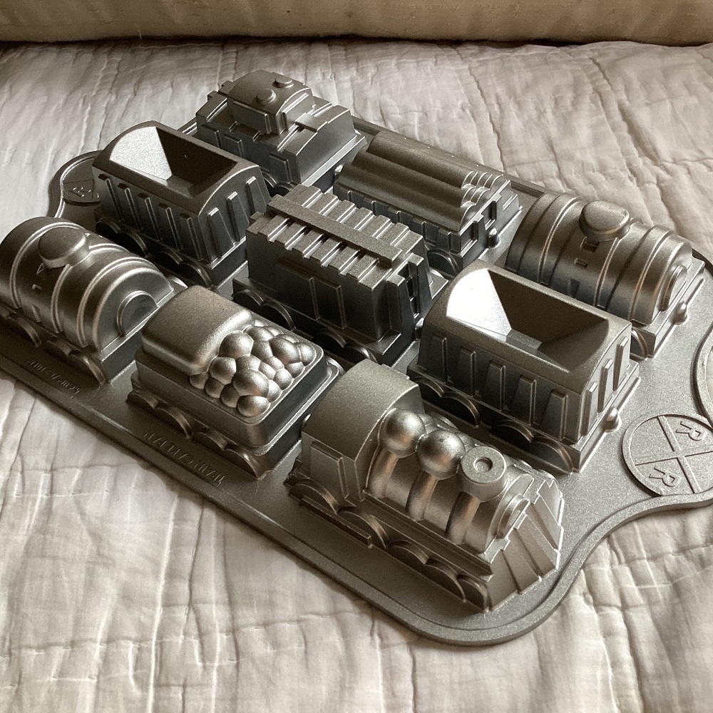 NORDICWARE CAST ALUMINIUM TRAIN CAKE PAN